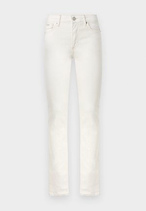 Άσπρα τζιν στενής γραμμής με κούμπωμα κουμπιού και φερμουάρ μπροστά, πέντε τσέπες και θηλιές για ζώνη, σε απλό φόντο.