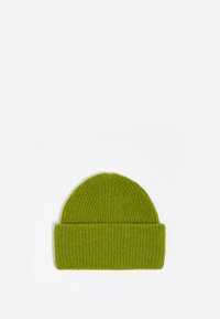 Gorro de punto en verde brillante, con textura acanalada y puño doblado. Hilo suave, forma redondeada, adecuado para el clima frío.