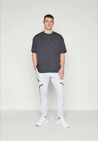 Under Armour LOGO WASH - Basic T-shirt - black/white