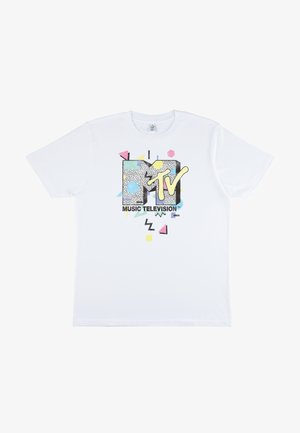 Hvid bomulds T-shirt med et farverigt MTV-logo med geometriske former og mønstre i pastelfarver og sorte accenter på forsiden.