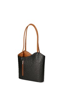 Zwarte leren tote bag met een gestructureerd oppervlak en een bruine binnenkant, voorzien van schouderbanden. Heeft een zijvak met rits. Gebogen ontwerp aan de bovenrand.