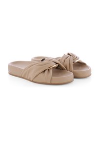 Beige schuifsandalen met een geknoopte faux-lederen bovenwerk en een platte rubberen zool. Bevat gouden hardware-accenten voor detail.