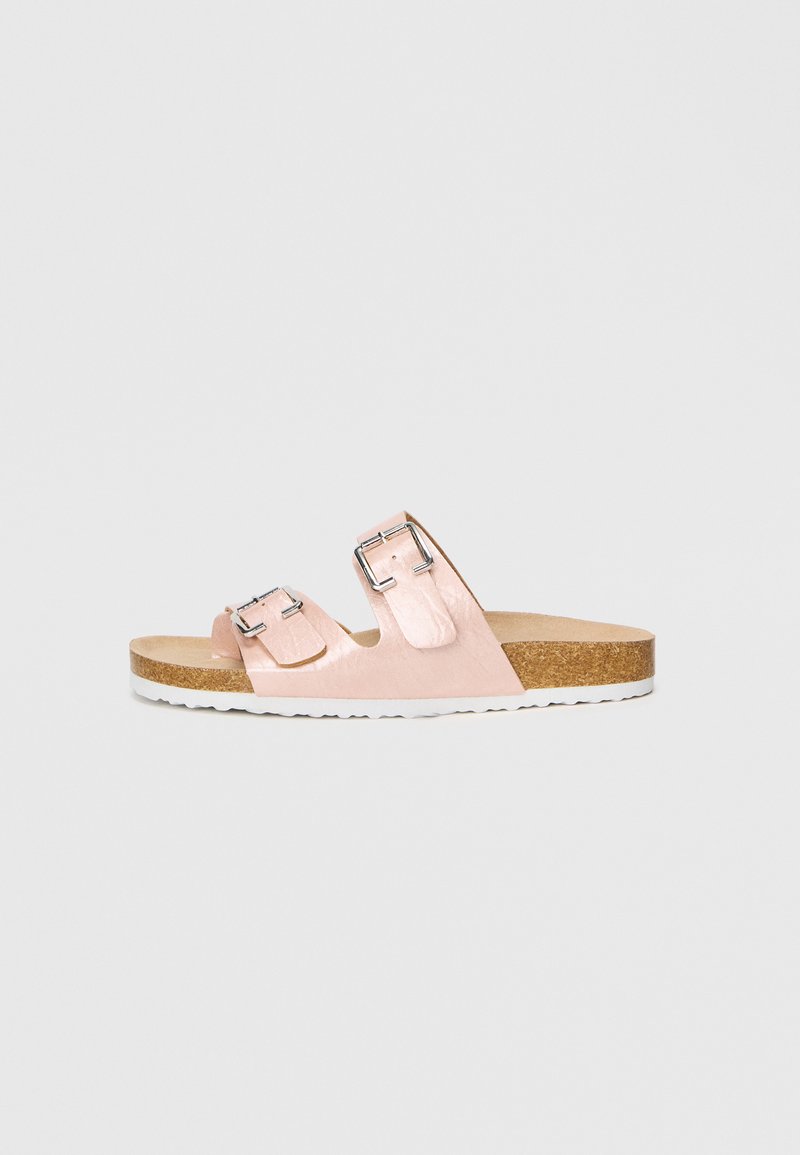 Ροζ σαμπάς από τεχνητό δέρμα με δύο ρυθμιζόμενους μεταλλικούς κλιπς, φελλό στην πατούσα, λευκή σόλα και σχεδίαση με ανοιχτό μπροστινό μέρος. Λείο υλικό και casual στυλ.