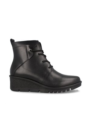 Bota de cuero negro hasta el tobillo con punta redonda, cordones en la parte frontal y suela de cuña texturizada. Presenta un acabado suave y un diseño minimalista.