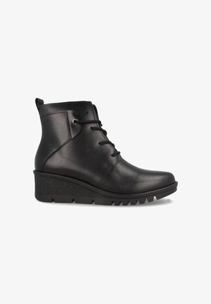 Bota de cuero negro hasta el tobillo con punta redonda, cordones en la parte frontal y suela de cuña texturizada. Presenta un acabado suave y un diseño minimalista.