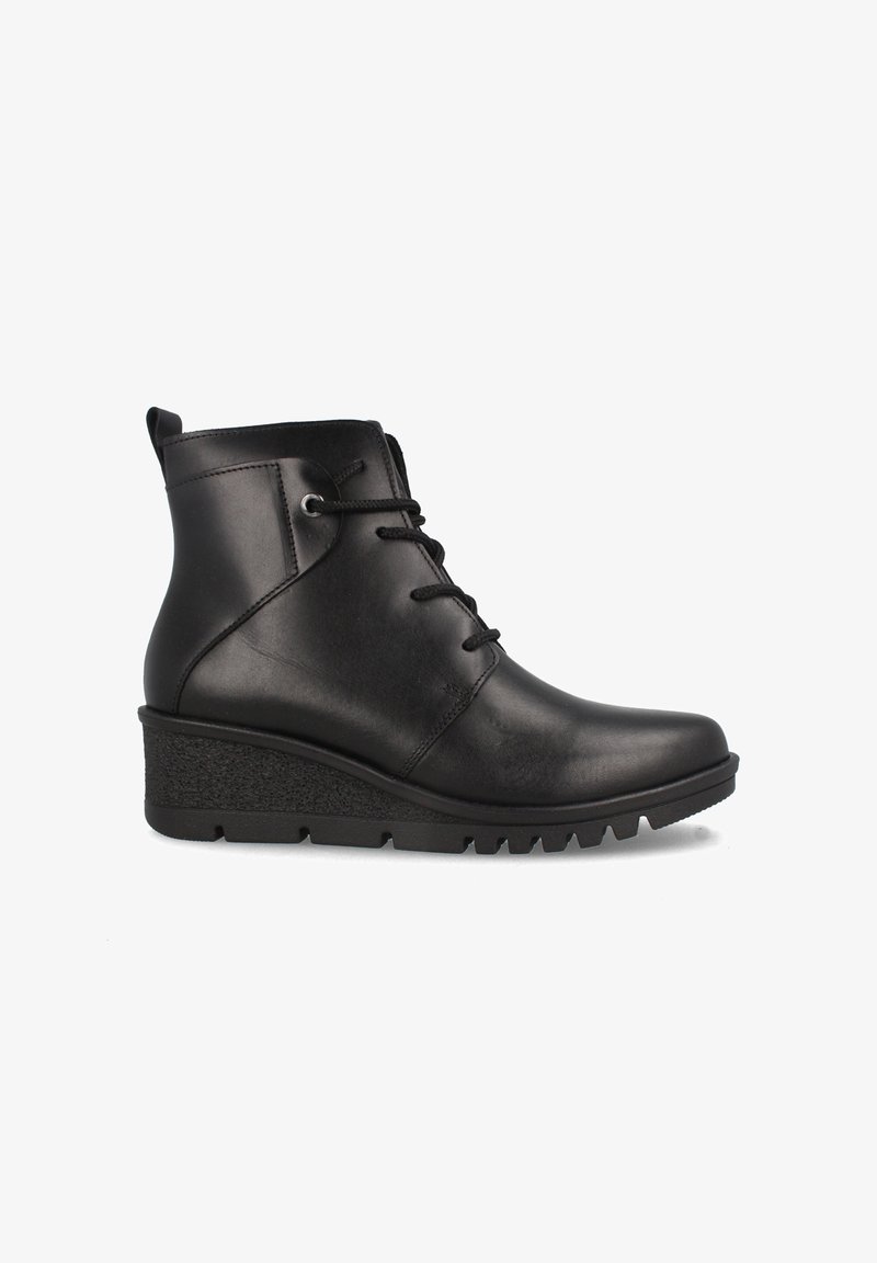 Bota de cuero negro hasta el tobillo con punta redonda, cordones en la parte frontal y suela de cuña texturizada. Presenta un acabado suave y un diseño minimalista.