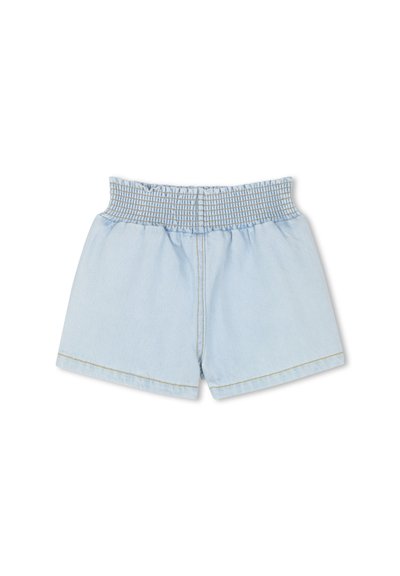 Shorts en denim bleu clair avec une taille smockée, offrant une coupe ample et des détails de couture discrets le long de l'ourlet.