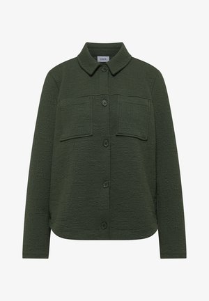 Ciemnozielona teksturowana kurtka z długimi rękawami, zapinana na guziki z przodu, z dwoma kieszeniami na piersi oraz kołnierzykiem w stylu koszuli.