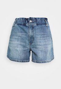 Pantalones cortos de mezclilla en azul claro, con una cinturilla fruncida, cinco bolsillos y un corte recto con bordes deshilachados en el dobladillo.