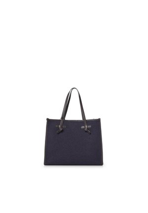 Bolso tote rectangular azul marino con patrón espina de pescado y asas y detalles de cuero negro, colocado en posición vertical sobre fondo blanco.