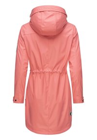 Impermeabile rosa chiaro con vita sinuosa, cappuccio e polsini con bottoni a pressione; presenta una patch del logo sul lato sinistro in basso.