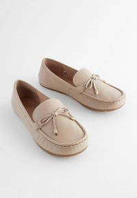 Next FOREVER COMFORT BOW DRIVER REGULAR FIT - Mokasinai - nude
