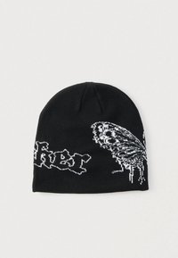 Μαύρο πλεκτό σκουφάκι με λευκό σχέδιο πεταλούδας και κείμενο. Το υλικό έχει λεία υφή και εφαρμοστή εφαρμογή.