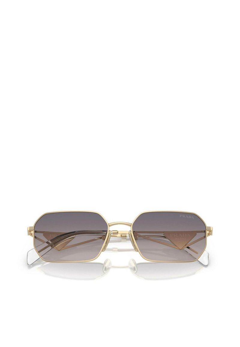 Guldmetal octagonale solbriller med gradient grå linser. Har klare næsepuder og Prada-branding på den indre ramme.