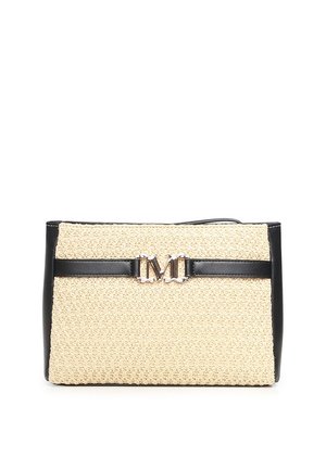 Clutch rettangolare beige intrecciato con lati e tracolla in pelle nera, con chiusura a logo "M" in metallo argento al centro.