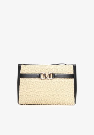 Rechthoekige beige geweven clutch met zwarte leren zijkanten en bandje, met een zilverkleurige metalen "M"-logo sluiting in het midden.