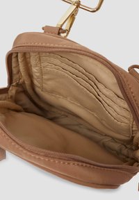Portafoglio in nylon marrone con hardware dorato, scomparto con zip, più slot per carte e un interno liscio, leggermente imbottito.