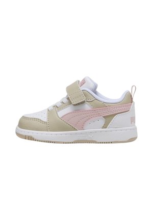 Zapatilla infantil de caña baja con paneles beige, blancos y rosas, cierre de velcro y logo de Puma en la suela y en la lengüeta del talón.