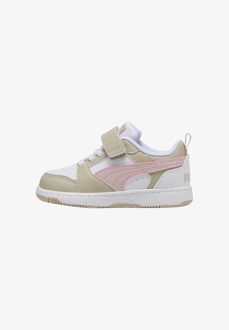 Baskets basses pour enfants avec panneaux beige, blanc et rose, bride en Velcro et logo Puma sur la semelle et sur la languette arrière.
