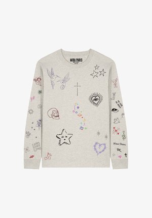 Camicia a maniche lunghe grigio chiaro con vari scarabocchi colorati e in stile tatuaggio nero, tra cui uccelli, stelle, teschio, cuore, croce e scritte.