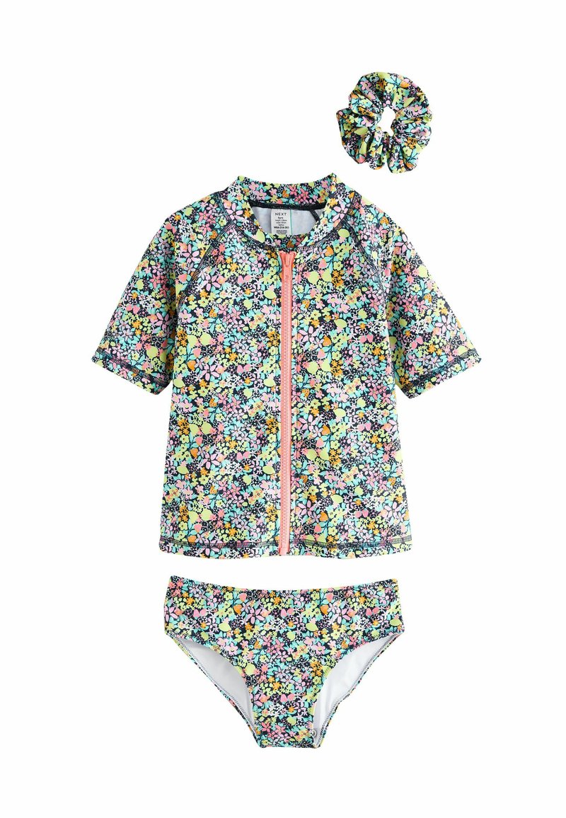 Dreiteiliges Mädchen-Schwimmbad-Set mit blumigem Muster, bestehend aus einem kurzärmligen Reißverschlussoberteil, passenden Bikini-Unterteilen und einem Scrunchie-Haaraccessoire.
