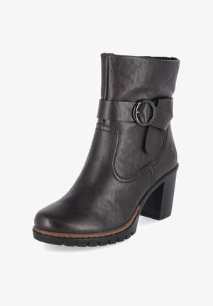 Stivaletto in pelle marrone scuro con tacco robusto, cinturino con fibbia rotonda, dettagli di cuciture e suola in gomma scanalata.