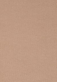 Tessuto con una consistenza morbida e calda di colore beige, caratterizzato da un fine motivo intrecciato e una leggera lucentezza, adatto per applicazioni di rivestimento o abbigliamento.