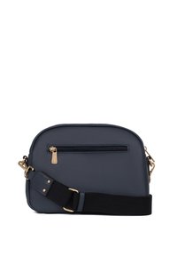 Borsa a tracolla in ecopelle blu scuro con chiusura a zip superiore, tasca frontale con zip e tracolla regolabile in tessuto nero. Finiture in metallo dorato.