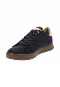Sneaker in suede blu navy con punta rotonda, chiusura con lacci nella parte anteriore e suola in gomma marrone. Accento bianco sul tallone e dettaglio del logo ricamato sulla linguetta.