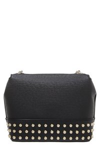 Czarna torebka o fakturowanej powierzchni, z miękkim kształtem i zdobiona srebrnymi ćwiekami na dole. Górne zamknięcie na zamek błyskawiczny.