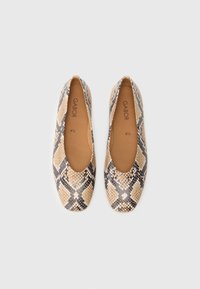 Beige-schwarze Ballerinas mit Python-Print, glatter Textur, abgerundeten Zehen und schlichtem Design. Gabor-Logo innen sichtbar.