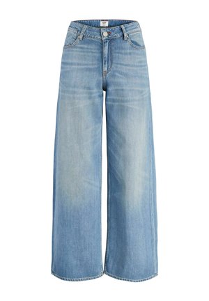 Jean large bleu clair avec bouton à l'avant et poches, présentant un lavage légèrement délavé et des passants de ceinture à la taille.