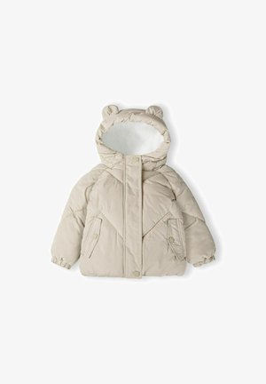 Beige színű puffermellény, amely puha tapintású, kapucnija medvefülekkel, gombos záródású és hajlított elülső zsebekkel rendelkezik, hogy melegen tartson és stílusos legyen.