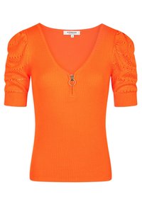Orange ribbet top med V-hals, korte puffærmer med perforerede detaljer og en frontlynlås med en rund trækfløj. 