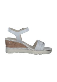 Witte wedge sandaal met een kurken hak, twee voorbandjes en een verstelbare enkelband. Gladde bovenkant van materiaal met metallic accenten.