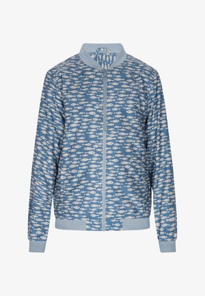 Blå bomberjakke med et gentagende fiskemønster i hvid. Den har lynlås og ribbede manchetter og kant. Letvægtsstof.