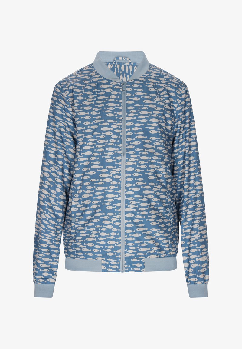 Blå bomberjakke med et gentagende fiskemønster i hvid. Den har lynlås og ribbede manchetter og kant. Letvægtsstof.