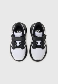 Baskets noires et blanches avec un dessus en maille, maintenues par des lacets et une sangle à velcro, présentant des accents de logo et une semelle rembourrée.