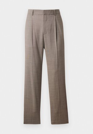 Pruunist kohandatud sirge lõikega püksid, millel on vööproovid ja esiplekid, eksponeeritud valge tausta ees.