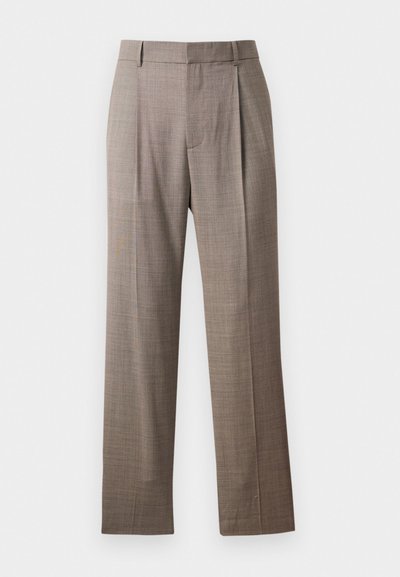 Braune maßgeschneiderte gerade geschnittene Hose mit Gürtelschlaufen und vorderen Falten, vor einem weißen Hintergrund präsentiert.