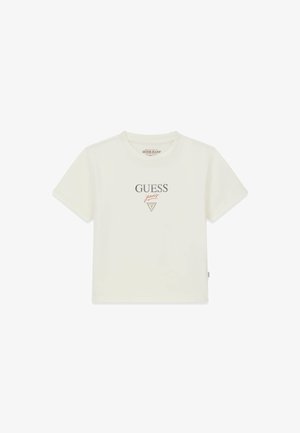 Tricou alb din bumbac cu mâneci scurte, decolteu rotund și logo-ul "GUESS jeans" în gri și roz, centrat pe partea din față. Textură netedă.
