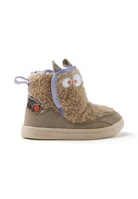 Bota marrón texturizada hecha de tela suave con acentos morados, con grandes ojos blancos, pupilas naranjas y orejas puntiagudas. Suela gris duradera.