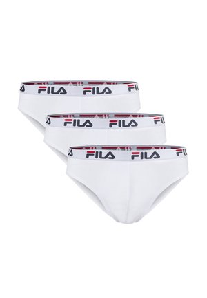 Tre slip bianchi da uomo con una fascia bianca con il logo FILA in nero e rosso, disposti in una pila stratificata.