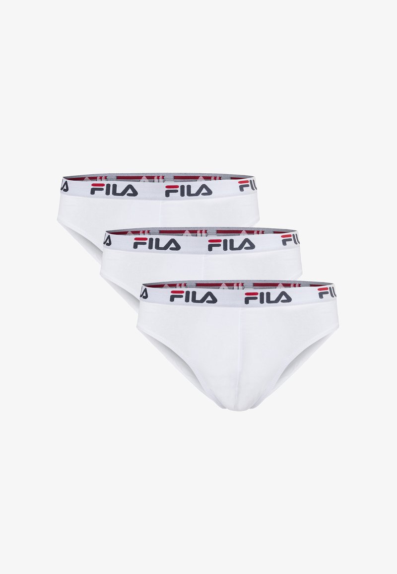 Trois slips blancs pour hommes avec une ceinture blanche portant le logo FILA en noir et rouge, disposés en pile superposée.