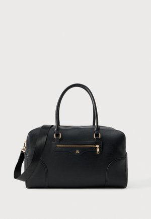 Sac à main noir structuré avec deux anses, une bandoulière amovible, des accessoires dorés et une poche avant zippée.