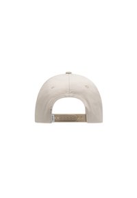 Bežna bejzbolska kapa s ravnim vizirom, podesivom snapback kopčom i teksturom od tkanine. Ima ventilacijske rupe sa strane.