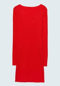 Robe rouge vif en maille, manches longues, longueur genou, avec un col rond, présentée sur un fond clair uni.
