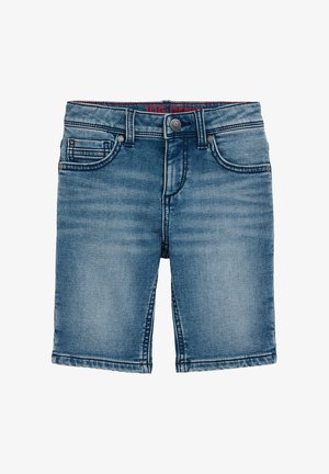 Dreng iført en blå t-shirt med palme- og varevognsprint, denimshorts med opkruede kanter og hvide sneakers med lysegrå accenter.