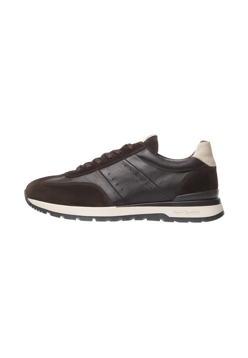 Sneaker in suede e pelle marrone con suola bianca, caratterizzato da una finitura liscia, accenti testurizzati e sei occhielli per i lacci.