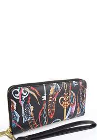 Cartera de cuero negro con cierre de cremallera, con patrones de plumas coloridas y llaves, herrajes en tono dorado y una correa para la muñeca desmontable.